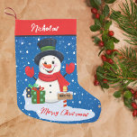 Vrolijk kerstfeest Schattigee gelukkige sneeuwman  Kleine Kerstsok<br><div class="desc">Feestelijke sneeuwman kerstkous Breng de magie van een winterwonderland in uw huis met deze schattige kerstkous! Met een vrolijke sneeuwman omringd door cadeaus, een besneeuwde achtergrond en "Merry Christmas" aan de onderkant, is het de perfecte manier om het seizoen te vieren. Personaliseer met de naam van de gelukkige ontvanger bovenaan...</div>