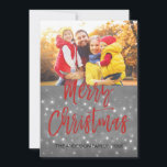 Vrolijk Kerstfeest Sneeuw of Sneeuwvlok Fotokaart Feestdagenkaart<br><div class="desc">Vrolijk Kerstfeest Houtskool Grijs Hand Geletterd Script Snowflake Photo Card. De foto en tekst van dit handgeschreven penseelscript kunnen worden bijgewerkt en aangepast met uw foto en naam. Deze kaart toont ook jouw namen op de achterkant van de Kaart.</div>