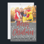Vrolijk Kerstfeest Sneeuw of Sneeuwvlok Fotokaart Feestdagenkaart<br><div class="desc">Vrolijk Kerstfeest Houtskool Grijs Hand Geletterd Script Snowflake Photo Card. De foto en tekst van dit handgeschreven penseelscript kunnen worden bijgewerkt en aangepast met uw foto en naam. Deze kaart toont ook jouw namen op de achterkant van de Kaart.</div>