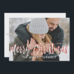Vrolijk Kerstfeest Sneeuw of Sneeuwvlok Fotokaart Feestdagenkaart<br><div class="desc">Vrolijk Kerstfeest Houtskool Grijs Hand Geletterd Script Photo Card. De foto en tekst van dit handgeschreven penseelscript kunnen worden bijgewerkt en aangepast met uw foto en naam. Deze kaart toont ook jouw namen op de achterkant van de Kaart.</div>