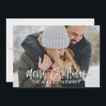 Vrolijk Kerstfeest Sneeuw of Sneeuwvlok Fotokaart Feestdagenkaart<br><div class="desc">Vrolijk Kerstfeest Houtskool Grijs Hand Geletterd Script Photo Card. De foto en tekst van dit handgeschreven penseelscript kunnen worden bijgewerkt en aangepast met uw foto en naam. Deze kaart toont ook jouw namen op de achterkant van de Kaart.</div>