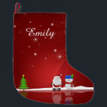 Vrolijk kerstfeest Snowman en Kerstman Grote Kerstsok<br><div class="desc">Een leuke kersttekening met een sneeuwman,  de kerstman,  een kerstboom,  sneeuw en sterren op een rode achtergrond.</div>