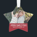 Vrolijk kerstfeest | Star Ornament Monogram Red<br><div class="desc">Geef je boom deze keepslag. Rood vooraan met handschrift Merry Kersttype. Red chevron backer met monogram optie. Voor meer kleuren en stijlen e-mail me in pinkhippoprints@gmail.com Bedankt!</div>