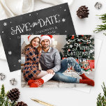 Vrolijk kerstfeest van de toekomst, de heer en mev save the date<br><div class="desc">Combinatie Merry-kerstfotokaartgroet van "The Future Mr and Mrs." en bruiloft sparen de datumaankondiging kaart (details op rug) kenmerkt een wit handgeschreven manuscript/wit krijt stijlontwerp met zwarte krijt achtergrondverschijning op de rug van de kaart. Accenten van sterren en sneeuwvlokken. Personaliseer met uw foto en douanetekst.</div>