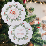 Vrolijk kerstfeest van nieuwe grootouders Fotojaar Ornament Kaart<br><div class="desc">Vrolijk kerstfeest van nieuwe grootouders Fotojaar. Een all-in-one ornament en kaart voor nieuwe grootouders om te verzenden met een foto van hun kostbare kleinkind in het centrum binnen een cirkelvormig masker binnen een cirkelvormig lijst van wintergroen en bessen. Gemakkelijk personaliseer de tekst zoals vereist aan elke kant.</div>