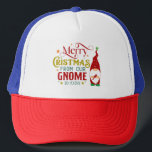 Vrolijk kerstfeest van onze gnoom naar de jouwe trucker pet<br><div class="desc">Schattige en feestelijk retro typografie ontwerp met een schattige gnoom met een tekst-Merry Christmas van onze gnoom naar de jouwe.</div>