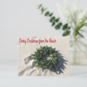 Vrolijk kerstfeest vanaf de strandkrans op zand feestdagenkaart (Staand voorkant)