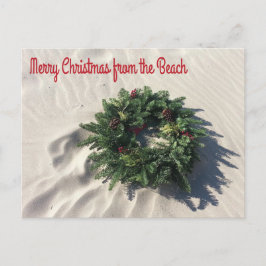 Vrolijk kerstfeest vanaf de strandkrans op zand feestdagenkaart