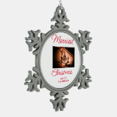 Vrolijk kerstfeest voeg familienaam foto rood eenv tin sneeuwvlok ornament (Links)