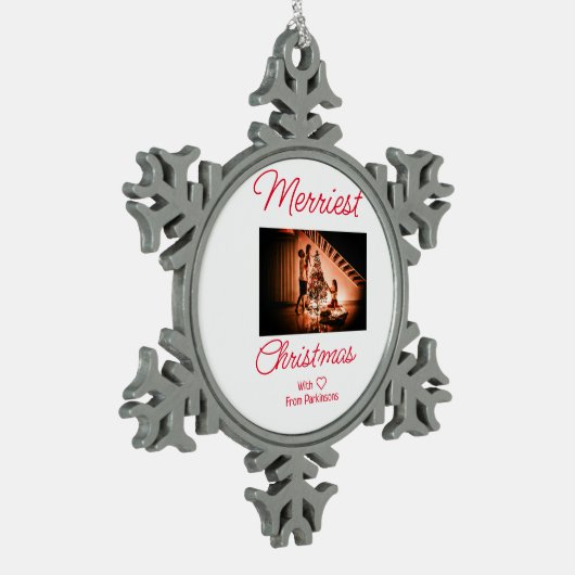 Vrolijk kerstfeest voeg familienaam foto rood eenv tin sneeuwvlok ornament (Links)