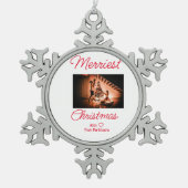 Vrolijk kerstfeest voeg familienaam foto rood eenv tin sneeuwvlok ornament (Voorkant)
