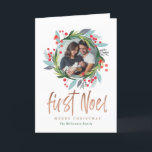 Vrolijk kerstfeest | Waterverf Foliage Foto Wreate Feestdagen Kaart<br><div class="desc">Viel het magische en feestelijke vakantieseizoen met onze eigen kerstkaarten. Ons feestelijke ontwerp is voorzien van ons handbeschilderd vakantiesfolium, groen, bladeren en kerstkledij, dat de foto prachtig vormde om een feestelijke creëer te zien. "first noel"getoond in een stijlvol manuscript van de manuscriptborstel in faux goud. Personaliseer met groet en familie...</div>