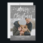 Vrolijk Kerstfeest Winter Fotokaart Feestdagenkaart<br><div class="desc">Rustieke Vrolijke Kerstmis Houtskool Grijs Hand Lettered Script Snowflake Holiday Winter Photo Card. De foto en tekst van dit handgeschreven penseelscript kunnen worden bijgewerkt en aangepast met uw foto en naam.</div>