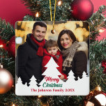 Vrolijk Kerstfeest Witte Bomen Familie Foto Custom Keramisch Ornament<br><div class="desc">Deze chique,  moderne familiefoto met dubbelzijdige kerstversiering toont uw jaarlijkse vakantiefoto omlijst door een onderrand van witte kerstbomen silhouet. Personaliseer met rood en groen script voor een prachtig minimalistisch foto kerstcadeau met een 2e foto op de achterkant.</div>