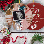 Vrolijk kerstfeest zie je in 2025 foto zwangerscha keramisch ornament<br><div class="desc">Modern grappig zie je in 2025 script,  voetafdrukken,  en rode harten nieuwe baby verwachten ouders keepsake Vrolijk kerstfeest van mama's buik rode boom ornament met uw aangepaste echo foto.</div>