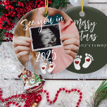 Vrolijk kerstfeest zie je in 2025 foto zwangerscha keramisch ornament<br><div class="desc">Modern grappig zie je in 2025 script,  voetafdrukken,  en rode harten nieuwe baby verwachten ouders keepsake Vrolijk kerstfeest van mama's buik donkergroene boom ornament met uw aangepaste echo foto.</div>