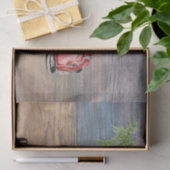 Vrolijk kerstgerei met hout en rode rommel tissuepapier (Geschenk)