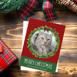 Vrolijk kerstgeschut Cute Custom Cat Foto Red Briefkaart<br><div class="desc">Een prachtig aangepast briefkaart voor kerstmis met een groene feestdag met een rode witte achtergrondtekst. Vervang de foto van uw kat in het midden van de poot door een poesje afbeelding voor je vrienden en familie. Vrolijk kerstfeest is wit.</div>