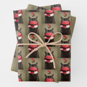 Vrolijk kerstkat in gezichtsmasker onder mistletoe inpakpapier vel (In situ)