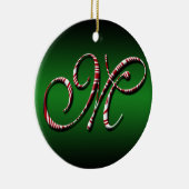 Vrolijk kerstkleuren Groen Rood Witte Letter M Keramisch Ornament (Rechts)