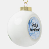 Vrolijk Kerstlijk feest. Vrolijk kerstfeest in Ned Keramische Bal Ornament (Links)