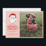 Vrolijk Kerstman gezicht | Vrolijk en helder | Fot Feestdagenkaart<br><div class="desc">Deze kerstfotokaart heeft een vrolijk Santa-gezicht op een roze achtergrond. Er staat "Wens je een vrolijk en helder vakantieseizoen" met een plek om je favoriete foto toe te voegen. Je kunt je personaliseren met jouw naam en het jaar onderaan. Op de achterkant is een ander coördinerend roze en rood diagonaal...</div>