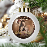 Vrolijk Kerstmis Familie Foto Elegant Goud Script Keramische Bal Ornament<br><div class="desc">Verspreid vakantiewenk naar vrienden en familie met deze moderne keepaardversiering. De gouden faux folie leest "Kerst van de grove" in elegant handschrift script. Vervang het afbeelding van de steekproef met uw favoriete foto, en voeg uw familienaam en het jaar toe. Een zwarte de hulp van de gradiëntfilter maakt de tekst...</div>