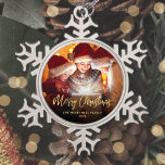 Vrolijk Kerstmis Familie Foto Elegant Goud Script Tin Sneeuwvlok Ornament<br><div class="desc">Verspreid vakantiewenk naar vrienden en familie met deze moderne keepaardversiering. De gouden faux folie leest "Kerst van de grove" in elegant handschrift script. Vervang het afbeelding van de steekproef met uw favoriete foto, en voeg uw familienaam en het jaar toe. Een zwarte de hulp van de gradiëntfilter maakt de tekst...</div>