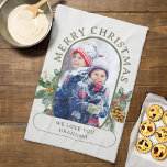 Vrolijk Kerstmis Foto Holly en Pine gepersonalisee Theedoek<br><div class="desc">Charmante kerst foto keuken handdoek voor uw vakantiehuis decor of seizoensgebonden foto cadeau. Personaliseer voor oma of pas de formulering aan voor iedereen die je wilt. Uw foto's worden weergegeven in 16:9-portretformaat en de fotosjabloon geeft ze automatisch weer in een pilvormige, afgeronde ruitvorm. Blader door mijn Rounded Lozenge Photo Collage...</div>