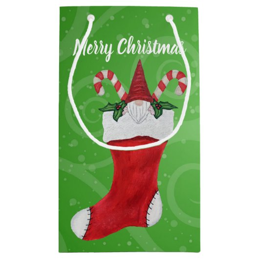 Vrolijk Kerstmis Gnome Rood Stocking Groene Swirls Klein Cadeauzakje (Achterkant)