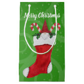Vrolijk Kerstmis Gnome Rood Stocking Groene Swirls Klein Cadeauzakje (Voorkant)