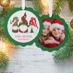 Vrolijk Kerstmis Gnomen Groene Foto Ornament Kaart<br><div class="desc">Leuke groene vakantie wenskaart die ook gebruikt kan worden als cadeau label en een papieren boom ornament. Aan de voorzijde bevinden zich drie Scandinavische kabouters met seizoensgebonden rode en groene petten. Personaliseer de "Vrolijke Kerstmis" groet en jouw naam onderaan en voeg een foto op de rug toe.</div>