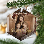 Vrolijk Kerstmis Goud Script Familie Foto Glas Ornament<br><div class="desc">Verspreid vakantiewenk naar vrienden en familie met deze moderne keepaardversiering. De gouden faux folie leest "Kerst van de grove" in elegant handschrift script. Vervang het afbeelding van de steekproef met uw favoriete foto, en voeg uw familienaam en het jaar toe. Een zwarte de hulp van de gradiëntfilter maakt de tekst...</div>