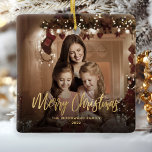 Vrolijk Kerstmis Goud Script Familie Foto Keramisch Ornament<br><div class="desc">Verspreid vakantiewenk naar vrienden en familie met deze moderne keepaardversiering. De gouden faux folie leest "Kerst van de grove" in elegant handschrift script. Vervang het afbeelding van de steekproef met uw favoriete foto, en voeg uw familienaam en het jaar toe. Een zwarte de hulp van de gradiëntfilter maakt de tekst...</div>