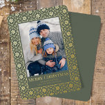 Vrolijk Kerstmis Groen Sneeuwvlok Goud 1 Foto Folie Feestdagenkaart<br><div class="desc">elegante echte bladstijl voor feestdagen en kerst. Deze eenvoudige kerstfotokaart voor feestdagen is voorzien van een volledige ballon met een witte rand. Een trendy en Moderne roestrijke kerstgroet aan de voorkant past 1 foto. Dit ontwerp is voorzien van een kerstfeestgroene sneeuwflake winter, een familiefoto van 1 afbeelding, een kerstkaart, een...</div>