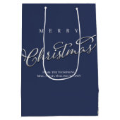 Vrolijk Kerstmis Kalligrafie Script Navy Blauw Pla Medium Cadeauzakje (Achterkant)