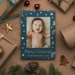 Vrolijk Kerstmis Modern Scandi Blauw Aangepaste fo Folie Feestdagenkaart<br><div class="desc">Show van een gedenkwaardige familiefoto door het afbeelding aan te passen op deze Modern Merry Christmas vakantiekaart, donkerblauwe achtergrond met scandi illustratiekunst van den, sterren en regenbogen. Echte gouden folie verbetert het uiterlijk van deze kaart. Stuur dit seizoen een speciale kaart met je familienaam en jaar. Verspreid liefde en warmte...</div>