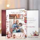 Vrolijk Kerstmis moderne familie winter bloemfoto Feestdagen Kaart<br><div class="desc">Moderne rustieke familiefoto Vrolijk gevouwen kerstkaart met seizoensgebonden waterverf rode bordeaux,  sinaasappel en blush roze botanische bosbladeren en bloemenkrans,  en een rendier op een heldere witte achtergrond.           Eenvoudig te personaliseren met je familiefoto’s en wensen aan de voorkant,  en jouw tekst en signatuur aan de binnenkant!</div>