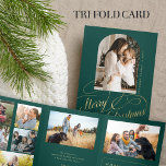 Vrolijk Kerstmis multi foto familiejaar in de revi Drieluik Wenskaart<br><div class="desc">Modern stijlvol Merry Christmas faux gold classic kalligrafie script familie jaar in review 8 fotocollage galerij groene vakantie kaart met uw aangepaste gepersonaliseerde tekst.</div>