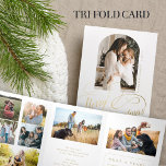 Vrolijk Kerstmis multi foto familiejaar in de revi Drieluik Wenskaart<br><div class="desc">Moderne stijlvolle Merry Christmas faux gold classic kalligrafie script familie jaar in review 8 fotocollage galerij schoon wit vakantie kaart met uw aangepaste gepersonaliseerde tekst.</div>