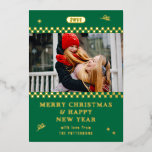 Vrolijk Kerstmis Retro Groene Foto Gepersonaliseer Folie Feestdagenkaart<br><div class="desc">Merry Christmas Retro Green Photo Gepersonaliseerde familienaam Modern Folie Christmas Kaarten Holiday Cards bevat een van uw favoriete foto's met de tekst "Merry Christmas & Happy New Year" in de folie scripttypografie. Perfect voor Kerstmis om naar vrienden en familie te sturen. Ontworpen door ©2024 Evco Studio www.zazzle.com/store/evcostudio</div>