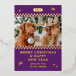 Vrolijk Kerstmis Retro Paarse Foto Gepersonaliseer Folie Feestdagenkaart<br><div class="desc">Merry Christmas Retro Paarse Foto Gepersonaliseerde familienaam Modern Folie Christmas Kaarten Holiday Cards bevat een van uw favoriete foto's met de tekst "Merry Christmas & Happy New Year" in de folie scripttypografie. Perfect voor Kerstmis om naar vrienden en familie te sturen. Ontworpen door ©2024 Evco Studio www.zazzle.com/store/evcostudio</div>