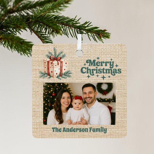 Vrolijk Kerstmis rode foto beige jute geschenkdoos Metalen Ornament