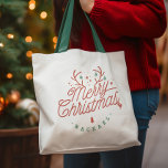 Vrolijk Kerstmis Rood Groen Gepersonaliseerd Rendi Tote Bag<br><div class="desc">Omarm de vreugde van het seizoen met deze personaliseerbare Merry Christmas canvas tas! Dit heerlijke cadeau voor familie en vrienden wordt geleverd met de optie om een aangepaste naam toe te voegen, waardoor het een extra speciaal gebaar is. De canvas tas heeft een elegant schrift dat "Vrolijk kerstfeest" uitdrukt, versierd...</div>