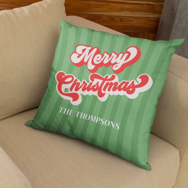 Vrolijk Kerstmis Rood Groen Whimsical Retro Kussen (Merry Christmas red and green retro style typography throw pillow. )