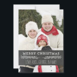Vrolijk Kerstmis Rustiek Chalkboard  Foto Feestdagenkaart<br><div class="desc">Vrolijk kerstfeest aanpasbare naam en fotokaart in rustiek landelijk krijtbordpatroon met  details en handgelinkte stijltekst. Voeg uw aangepaste tekst toe aan deze kaart om creëer een unieke kerstfotogroet te brengen dit vakantieseizoen voor vrienden en familie.</div>