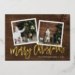 Vrolijk Kerstmis Rustiek Script 2 Foto Goud Folie Feestdagenkaart<br><div class="desc">Betaalbare op maat gedrukte kerstfotokaarten met eenvoudige sjablonen voor maatwerk. Dit rustieke chique ontwerp heeft een 2 fotosjabloon met echte gouden folie scripttekst op een houten achtergrond. Personaliseer het met uw foto's, familienaam, het jaar of andere aangepaste tekst. Achterzijde heeft ruimte voor extra foto's en tekst. Gebruik de ontwerpgereedschappen om...</div>
