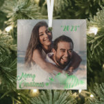 Vrolijk Kerstmis Sneeuwvlok Gepersonaliseerd Groen Glas Ornament<br><div class="desc">gouden lijst met sneeuwvlokken rondom je favoriete foto ornament. Vrolijk kerstfeest in faux gouden script & jaar in bijpassende kleur. Voeg je favoriete foto toe aan creëer dit mooie aandenken ornament.</div>
