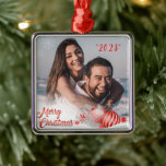 Vrolijk Kerstmis Sneeuwvlok Gepersonaliseerd Rood Metalen Ornament<br><div class="desc">gouden lijst met sneeuwvlokken rondom je favoriete foto ornament. Vrolijk kerstfeest in faux rood script & jaar in bijpassende kleur. Voeg je favoriete foto toe aan creëer dit mooie aandenken ornament.</div>