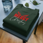 Vrolijk Kerstmis Typografie Antlers T-shirt<br><div class="desc">Schattige en feestelijk retro typografie ontwerp met een leuke kabouter met een tekst-Merry Christmas met gewei om Merry. Red en White/</div>